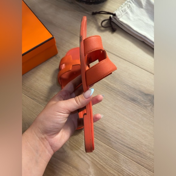 Authentic Hermes Orange Sandal. Worn shoes but in a wearable condition. - Picture 6 of 10